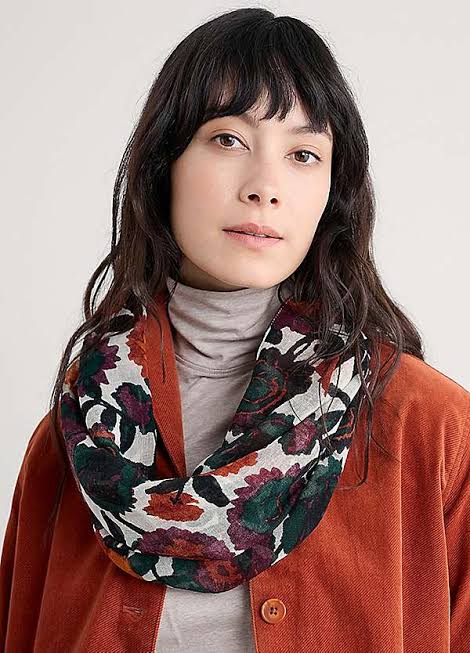 Seasalt Cornwall  -  Pretty Circle Scarf - Figurative Floral Aran