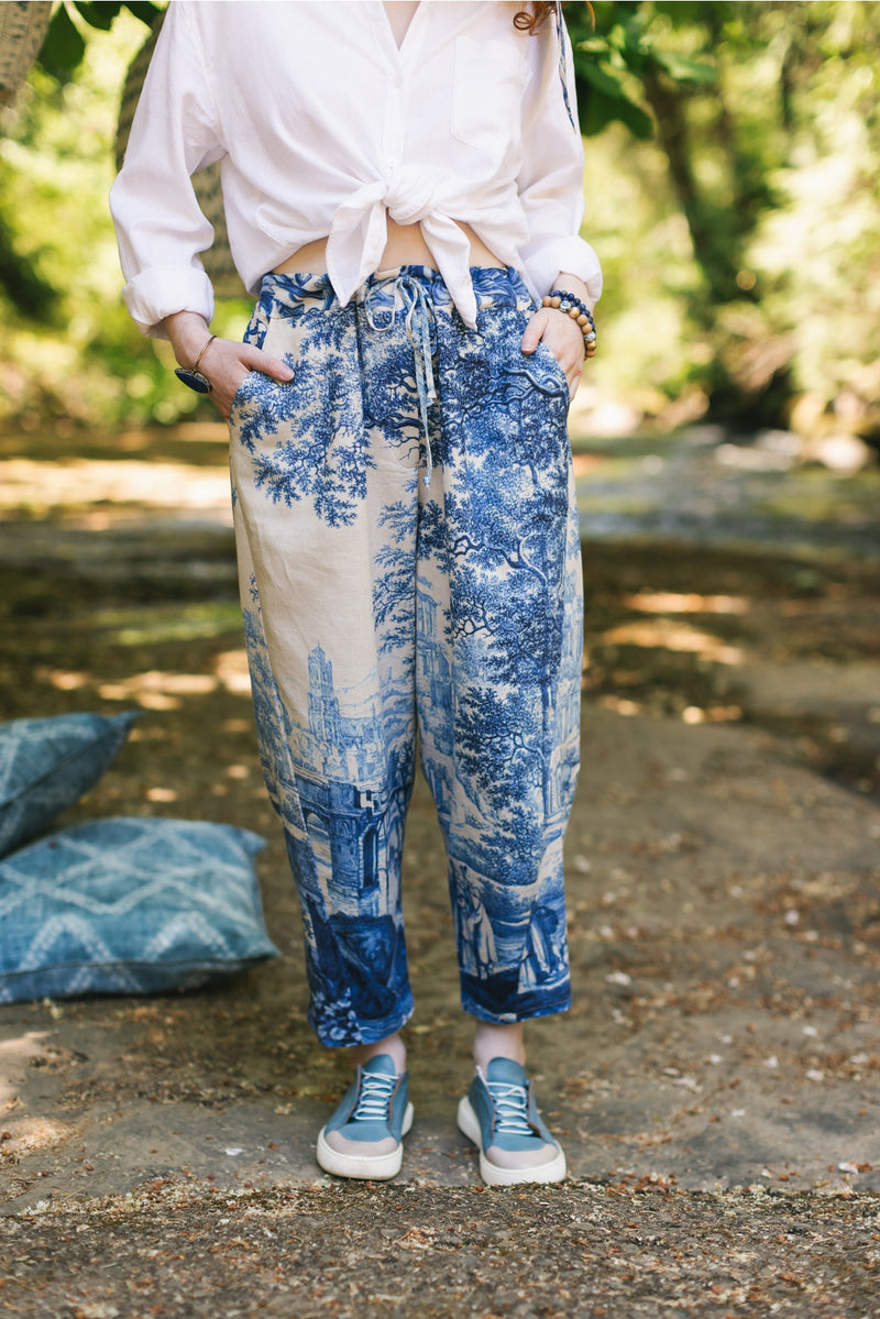 ‘Let the Light’ in Linen Cropped Artist Pant - Delft Print