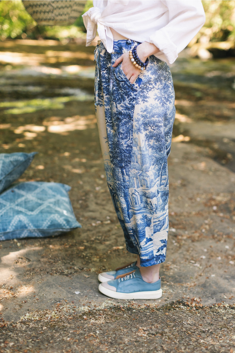 ‘Let the Light’ in Linen Cropped Artist Pant - Delft Print