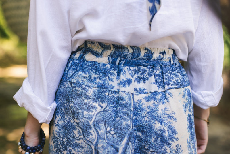 ‘Let the Light’ in Linen Cropped Artist Pant - Delft Print