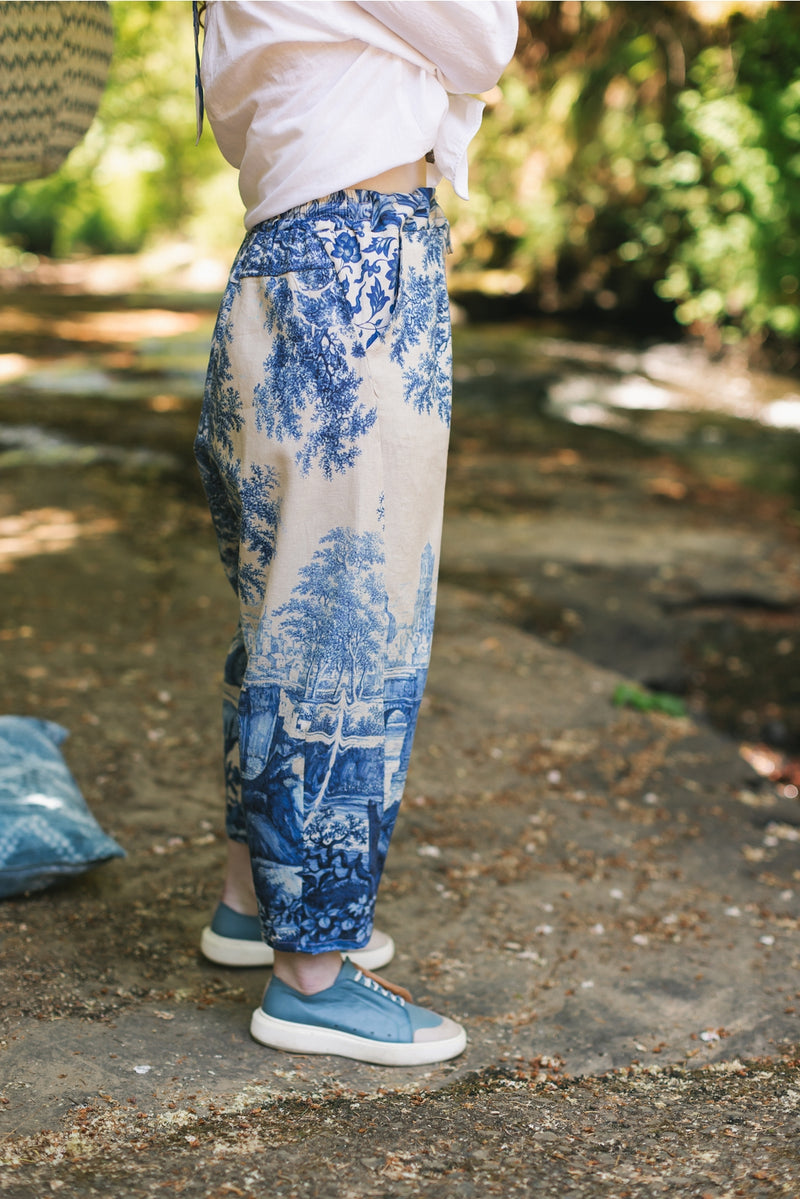 ‘Let the Light’ in Linen Cropped Artist Pant - Delft Print