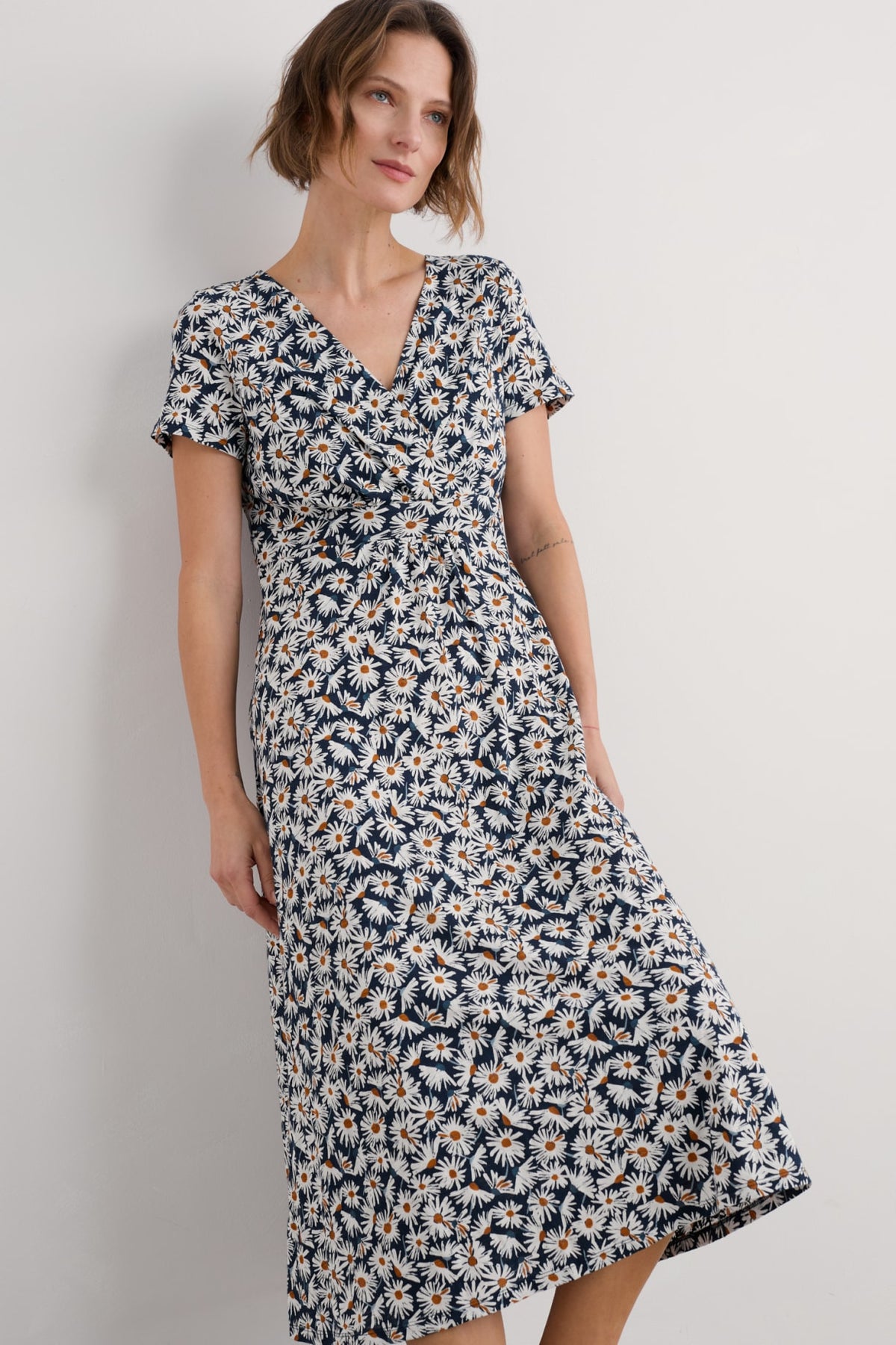 Seasalt Cornwall - ‘Chapelle’ Dress in GOTS Certified Organic Cotton Jersey - Scatter Daisy Maritime