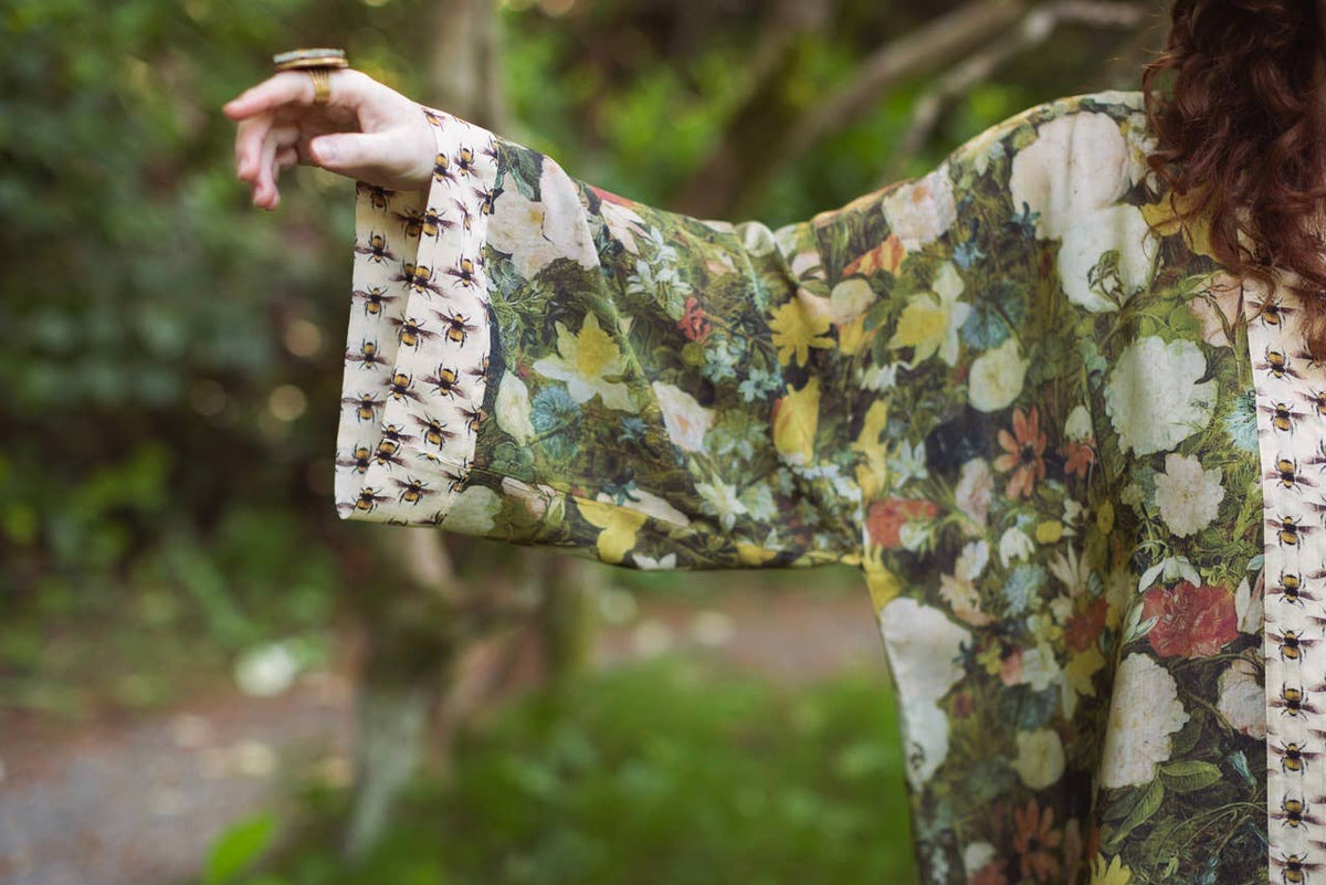 Market Of Stars - I Dream in Flowers  - Pixie Duster Cropped Kimono - Flowers & Bees